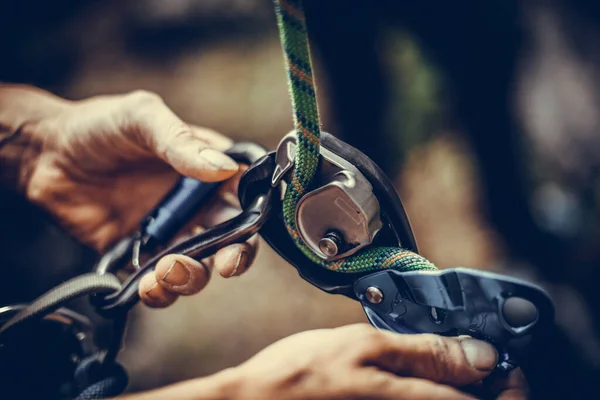 Close Shot Man Hands Operating Rock Climbing Assisted Belaying Device — Stock Photo, Image