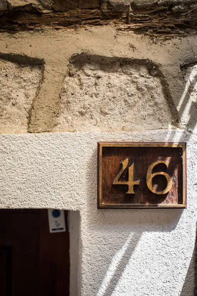 Placa Número Una Vieja Pared Sucia Casa — Foto de Stock