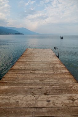 Bir göl ve bir teknede odun iskele dubası.