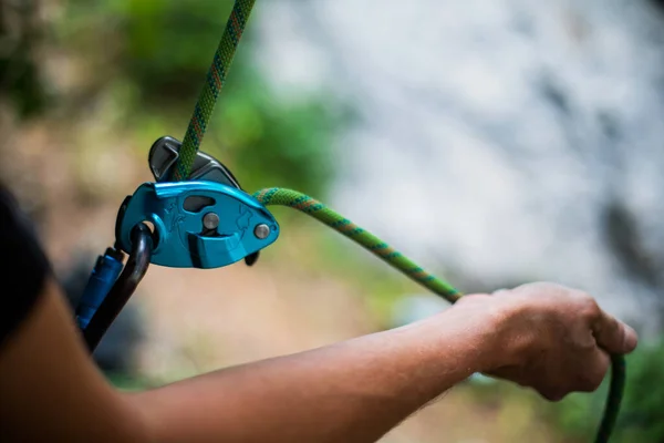 Primer Plano Las Manos Hombre Operando Dispositivo Rodadura Escalada Roca — Foto de Stock