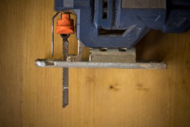 Tahta arka planda elektrikli testerenin ayrıntıları.