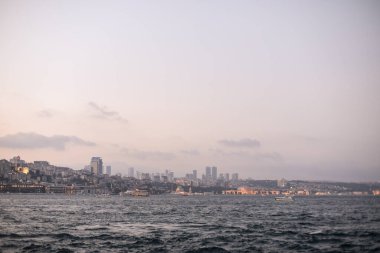 İstanbul, Türkiye 'deki Boğaz' ın alacakaranlıktaki görüntüsü.