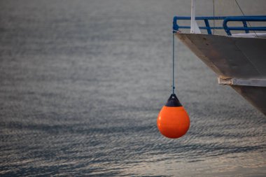 Gemiden sarkan turuncu şamandıra
