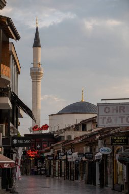 OHRID, NORTH MACEDONIA - 25 Ağustos 2021: Ohri, Kuzey Makedonya 'nın tarihi merkezinin ana caddelerinden biri.
