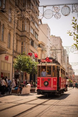 İSTANBUL, TURKEY - 18 Temmuz 2021: İstanbul 'un en ünlü caddelerinden biri olan İstiklal Caddesi, Taksim kamarasından geçen tramvay.