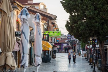 OHRID, NORTH MACEDONIA - 25 Ağustos 2021: İnsanlar Ohri, Kuzey Makedonya 'nın tarihi merkezindeki ana caddelerden birinde yürüyor.