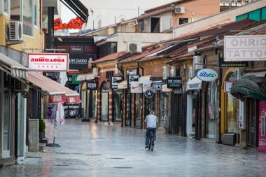 OHRID, NORTH MACEDONIA - 25 Ağustos 2021: İnsanlar Ohri, Kuzey Makedonya 'nın tarihi merkezindeki ana caddelerden birinde yürüyor.