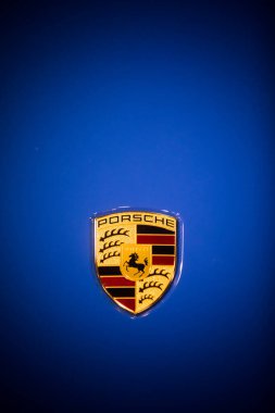 BUCHAREST, ROMANIA - 10 Ekim 2021: Bir arabanın üzerindeki Porsche logosu.