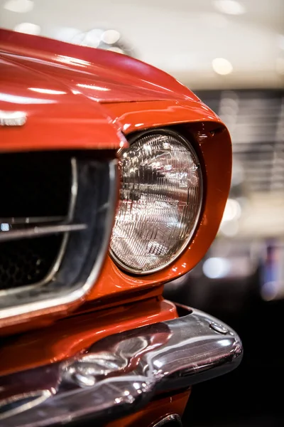 オン信号のクローズアップとレトロな赤い車のヘッドライト — ストック写真