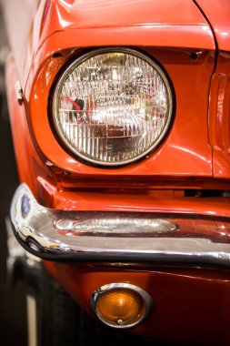 Dönüş sinyalinin yakın çekimi ve retro kırmızı bir arabanın farları..