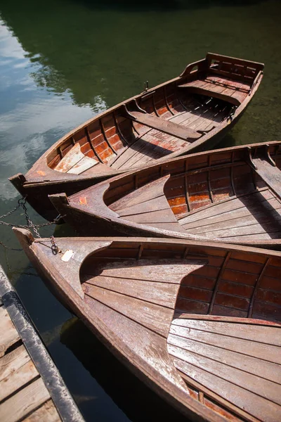 Gros Plan Trois Bateaux Bois Sur Lac Près Une Jetée — Photo