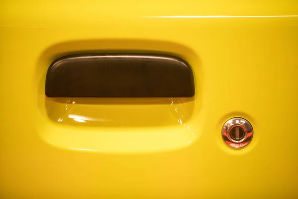 黄色の車の近代的なドアハンドルのショットを閉じる — ストック写真