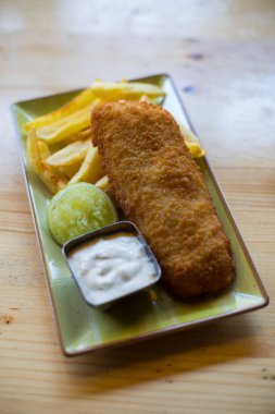 Tabakta tartar soslu İngiliz Geleneksel Balık ve cipsi.