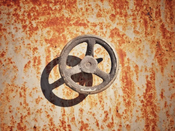 金属壁の古い破損し 錆びた鉄パイプバルブホイール — ストック写真