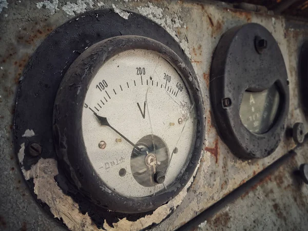 錆びた古い大きな電圧計のショットを閉じる — ストック写真