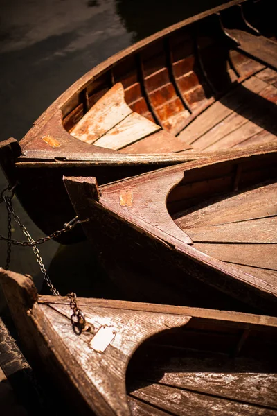 Gros Plan Trois Bateaux Bois Sur Lac Près Une Jetée — Photo