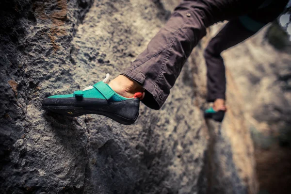 Close Shot Person Climbing While Wearing Rock Climbing Shoes — Stock Photo, Image