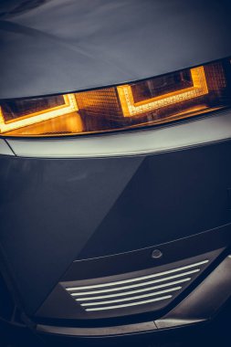 Yakın çekim modern bir araba LED farlar.