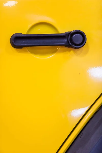 Primer Plano Una Manija Puerta Moderna Coche Amarillo — Foto de Stock