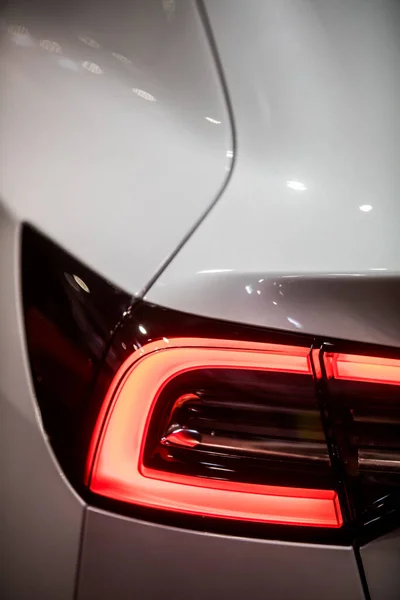 Modern Bir Arabanın Arka Stop Işıklarının Yakın Çekimi — Stok fotoğraf