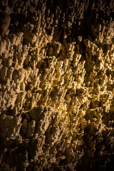 洞壁上的小岩层 — 图库照片