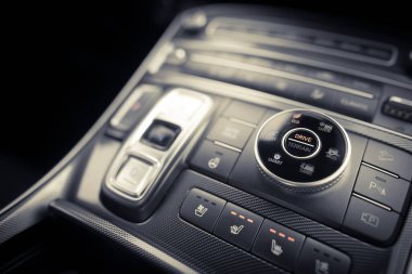 Merkezi konsol üzerinde modern bir araba sürücüsü modu seçici düğmesinin yakın çekim görüntüsü.