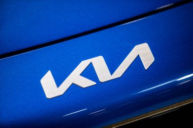 BUCHAREST, ROMANIA - 10 Ekim 2021: yeni bir arabanın kaputunda Kia Motors logosu illüstrasyon resmi. Kia Motors Güney Kore 'nin en büyük ikinci otomobil üreticisi..