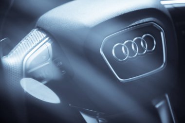 BUCHAREST, ROMANIA - 10 Ekim 2021: Yayın yönetmeni Audi logosu direksiyonda.