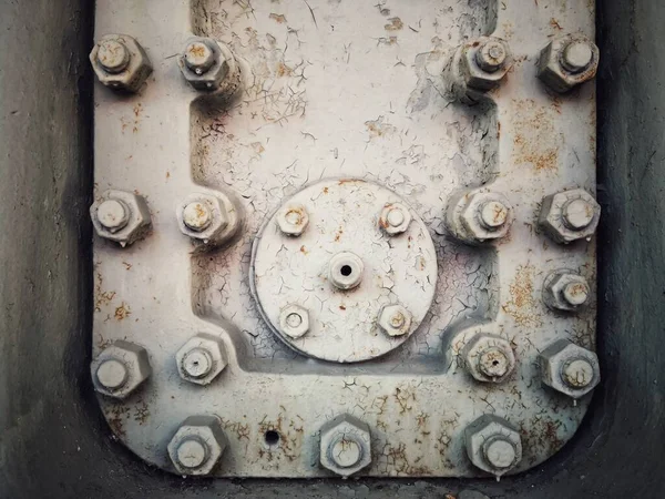 ナットとボルトで固定されたグランジー錆びたスチールハッチドア — ストック写真