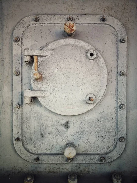 Grungy Zardzewiałe Stalowe Drzwi Włazu Zabezpieczone Nakrętkami Śrubami — Zdjęcie stockowe
