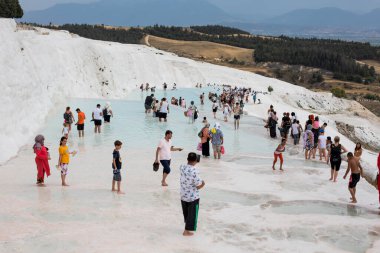 Pamukkale, TURKEY - 24 Temmuz 2021: Pamukkale, Türkiye 'deki travertin teraslarının görüntüsü.