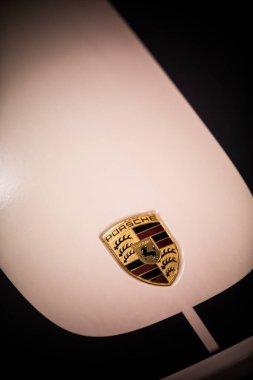 BUCHAREST, ROMANIA - 10 Ekim 2021: Bir arabanın üzerindeki Porsche logosu.