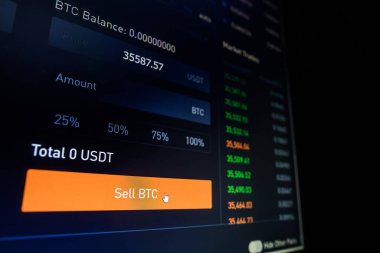 Bitcoin sat düğmesinde fare imleci olan bir bilgisayar ekranının görüntüsünü kapat. 