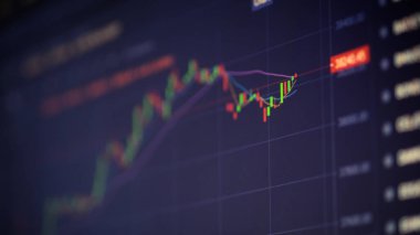 Finansal ticaret tablosu, piyasa alıntıları ve kripto para birimi fiyat eğilimini gösteren istatistiklere sahip dijital ekran. Teknik fiyat şamdanı grafiği ve online hisse senedi alım-satımı. Forex yatırım iş illüstrasyonu.