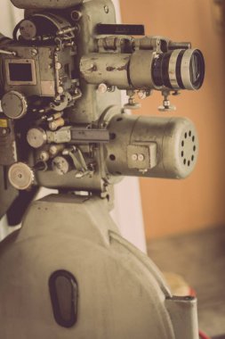 Eski büyük bir sinema projektörünün renkli görüntüsü.