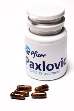Bükreş, Romanya - 1 Şubat 2022: Pfizer tarafından geliştirilen oral antiviral ilaç hapı Paxlovid 'in illüstrasyon konsepti. Corona virüsü Covid-19 tedavisi.