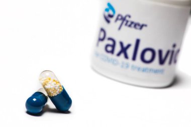 Bükreş, Romanya - 1 Şubat 2022: Pfizer tarafından geliştirilen oral antiviral ilaç hapı Paxlovid 'in illüstrasyon konsepti. Corona virüsü Covid-19 tedavisi.