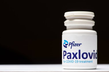 Bükreş, Romanya - 1 Şubat 2022: Pfizer tarafından geliştirilen oral antiviral ilaç hapı Paxlovid 'in illüstrasyon konsepti. Corona virüsü Covid-19 tedavisi.