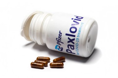 Bükreş, Romanya - 1 Şubat 2022: Pfizer tarafından geliştirilen oral antiviral ilaç hapı Paxlovid 'in illüstrasyon konsepti. Corona virüsü Covid-19 tedavisi.