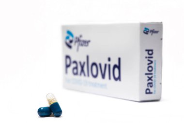 Bükreş, Romanya - 1 Şubat 2022: Pfizer tarafından geliştirilen oral antiviral ilaç hapı Paxlovid 'in illüstrasyon konsepti. Corona virüsü Covid-19 tedavisi.