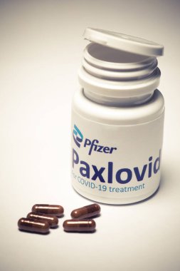 Bükreş, Romanya - 1 Şubat 2022: Pfizer tarafından geliştirilen oral antiviral ilaç hapı Paxlovid 'in illüstrasyon konsepti. Corona virüsü Covid-19 tedavisi.