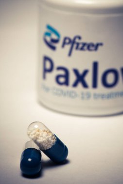 Bükreş, Romanya - 1 Şubat 2022: Pfizer tarafından geliştirilen oral antiviral ilaç hapı Paxlovid 'in illüstrasyon konsepti. Corona virüsü Covid-19 tedavisi.