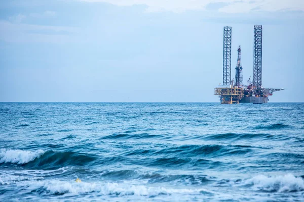 Farbbild Einer Ölplattform Auf Dem Meer Der Abenddämmerung — Stockfoto