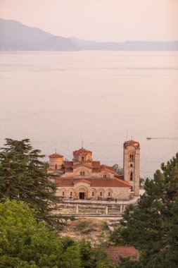 Makedonya 'nın Ohri kentindeki Aziz Clement Kilisesi ve Panteleimon' un yüksek açılı manzarası, arka planda Ohri gölü, günbatımında.