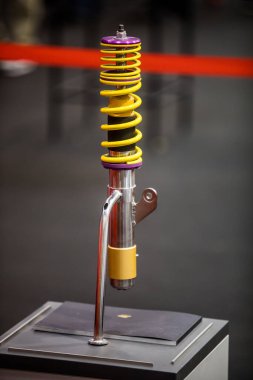 Yeni bir motosiklet amortisörü yakın çekim sarı yay ile.