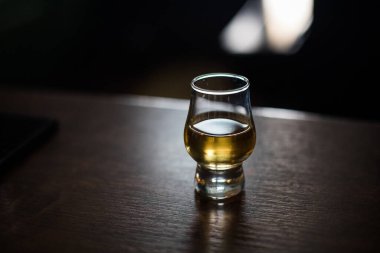 Glencairn viski bardağının ahşap tezgahta duran görüntüsü.. 