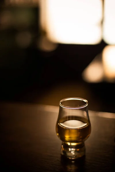 パブのカウンターの木の上にあるグレンセンのシングルモルトウイスキーグラスのイメージ — ストック写真
