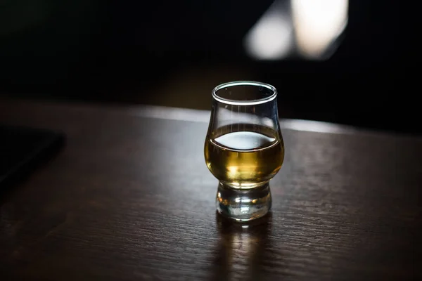 Immagine Bicchiere Whisky Single Malt Glencairn Sul Bancone Legno Pub — Foto Stock