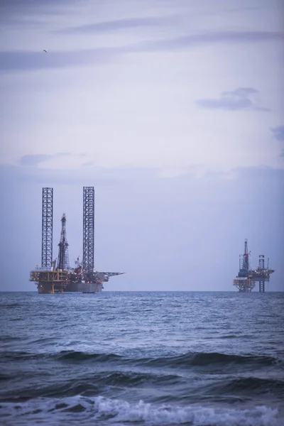 Farbbild Zweier Ölplattformen Auf Dem Meer Der Abenddämmerung — Stockfoto