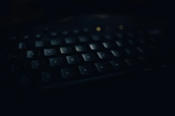 Закрыть Темный Снимок Клавиатуры Низком Освещении — стоковое фото